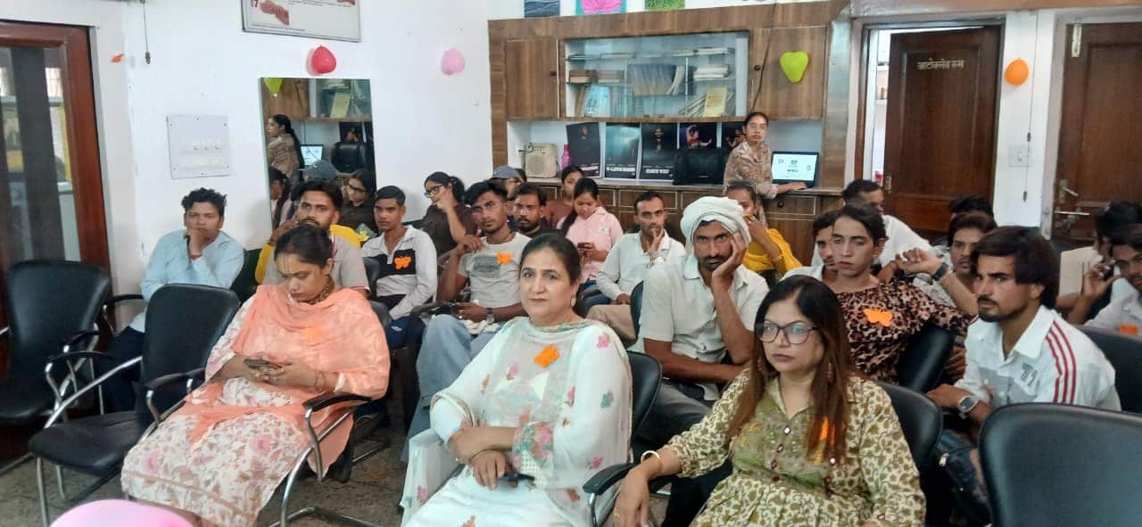 कार्यक्रम के दौरान मौजूद एफपीआई व रेडक्रॉस के पदाधिकारी। आयोजक
