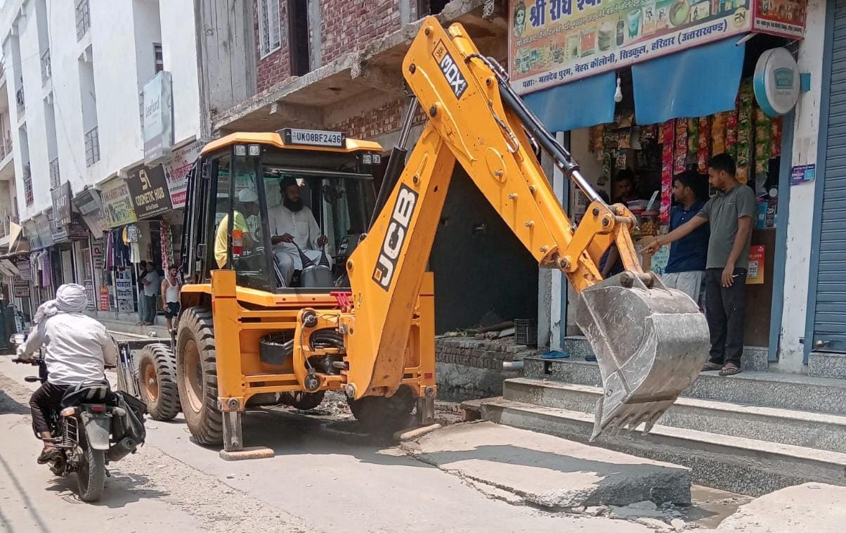 केशव नगर में अतिक्रमण ध्वस्ती पालिका की टीम।  संवाद  
