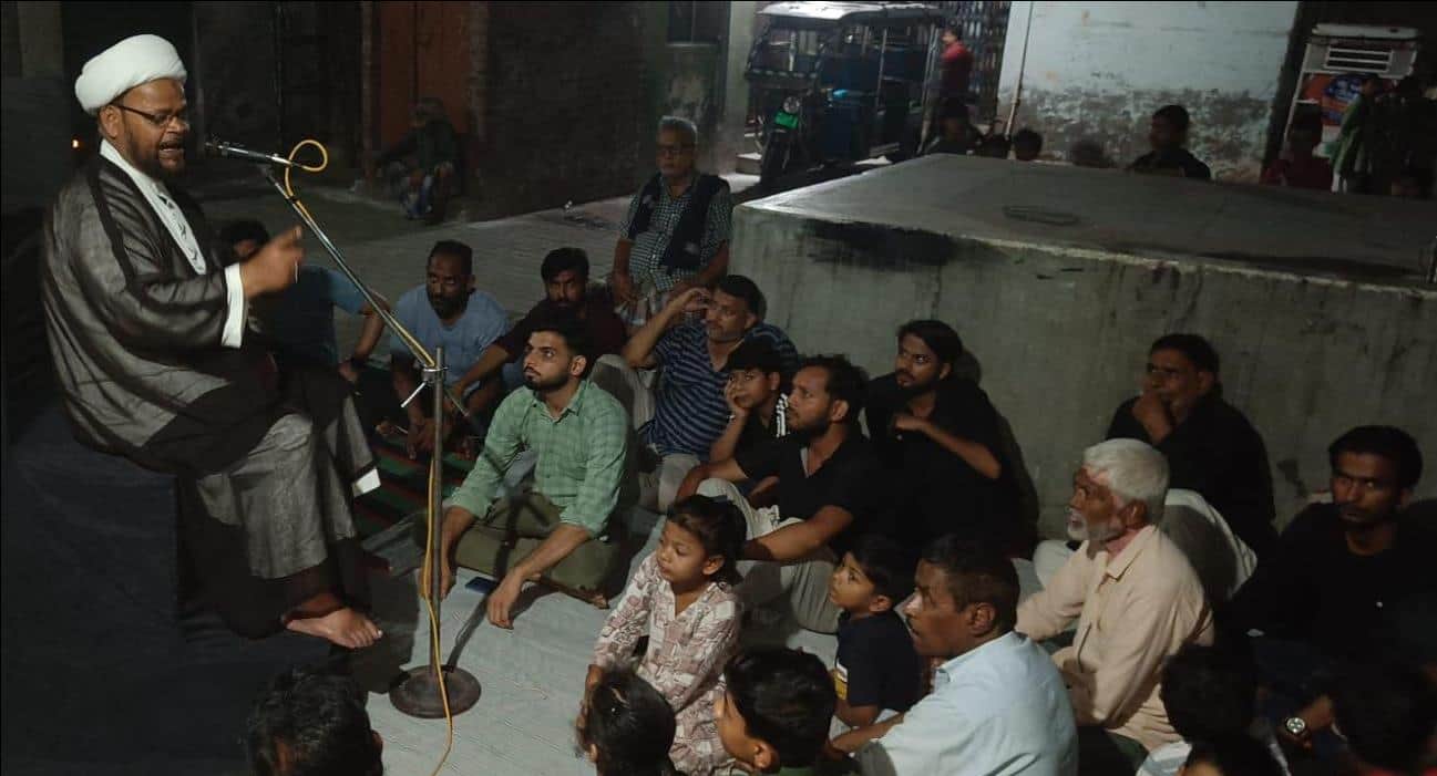 मलिक टोला इमामबाड़े में मोहर्रम की पहली मजलिस में तकरीर करते मौलाना नसीमुल हसन। स्रोत- स्वयं