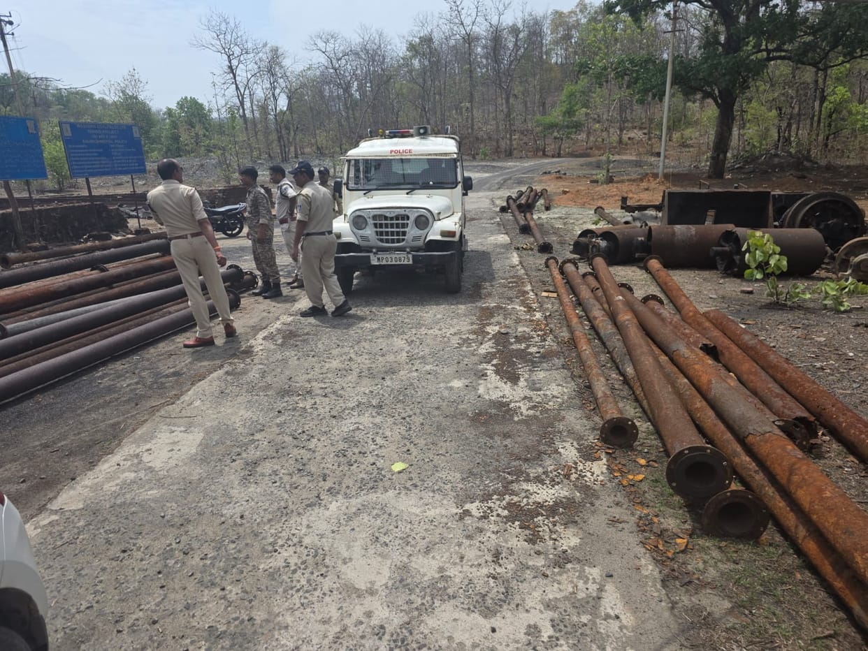 tansi mine attack in chhindwara masked miscreants assault security guards aerial firing police investigation