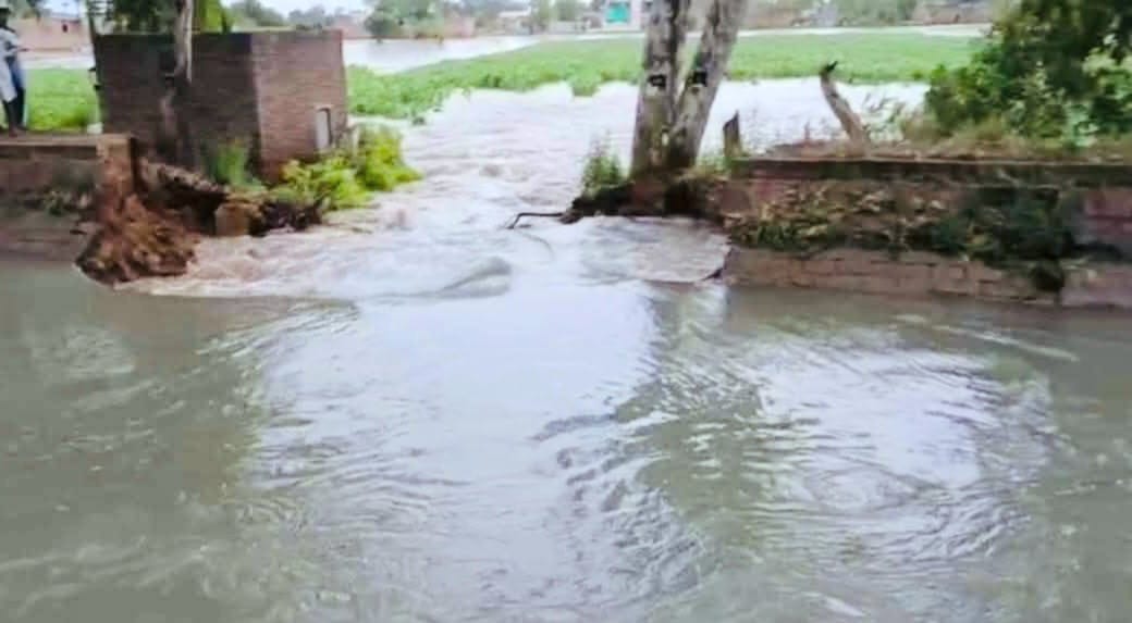 Breach in Mammad Canal at Faggu; water flows towards fields and hamlets.
