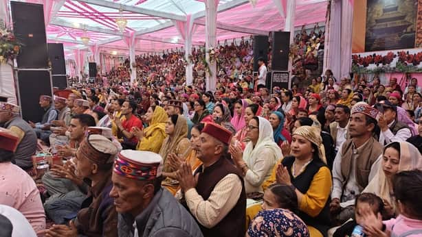 मनाली के देवी हिडिंबा मदिंर में चल रही श्रीमद् देवी कथा सुनने उमड़ी भीड़।-संवाद