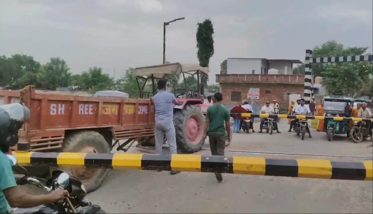 Tractor-trolley stuck at crossing; Nauchandi Express halted.