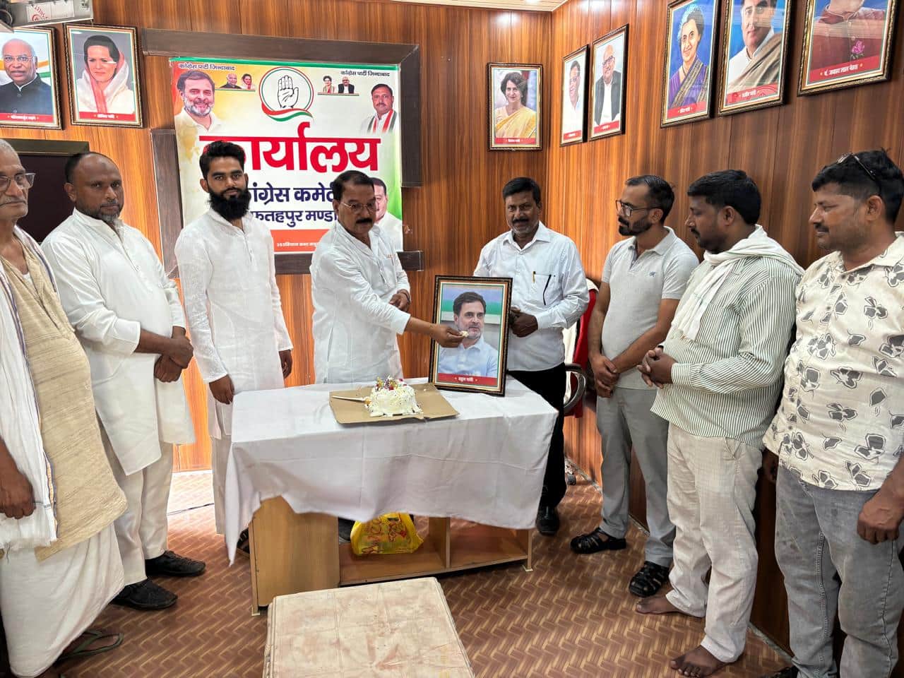 मधुबन गांगेवीर स्थित कांग्रेस कार्यालय पर केक काटकर राहुल गांधी का जन्म दिन मनाते हरिश्चंद्र या