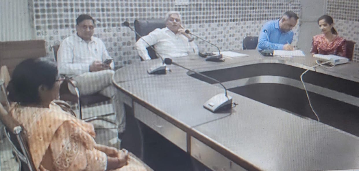 Officials kept waiting, the House remained empty, and no Deputy Chairperson was elected.