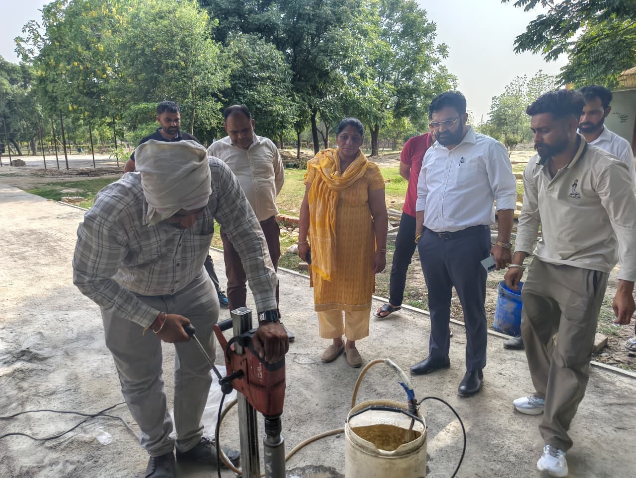 नमूने भरवाते नगर निगम के कार्यकारी अभियंता नवीन। स्रोत : सोशल मीडिया