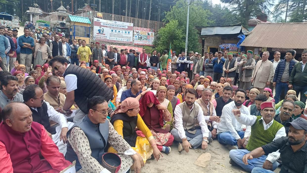 BJP staged a protest against the closure of Nankhari College