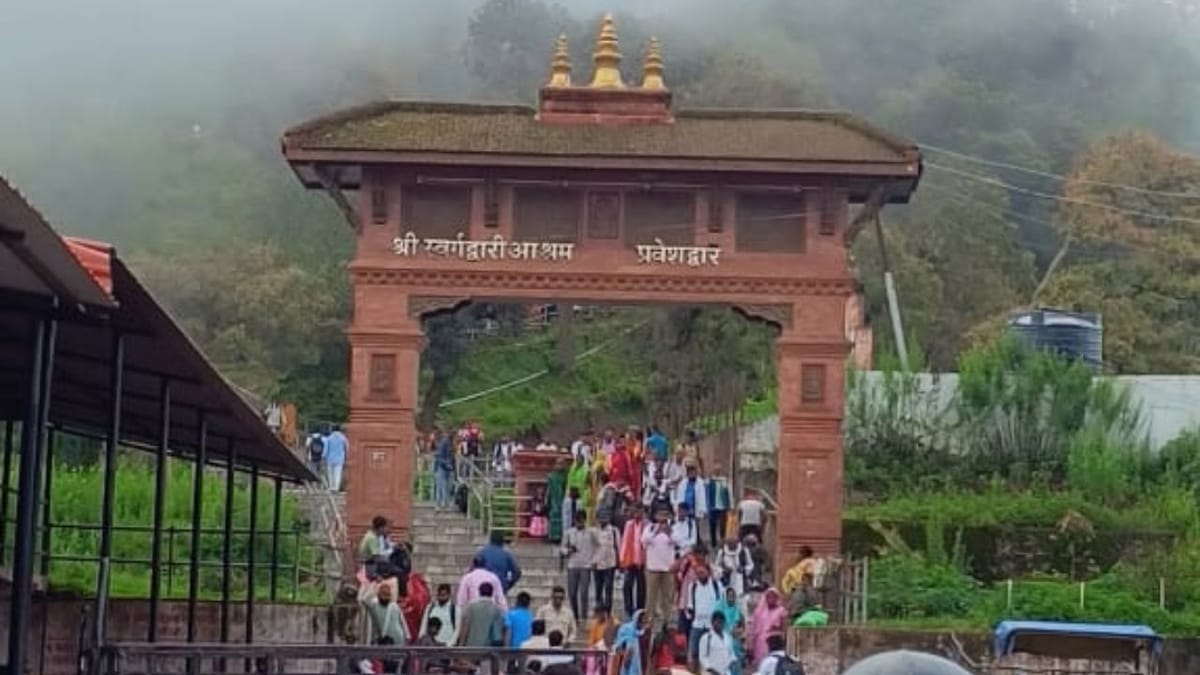 Siddharthnagar News: नेपाल के धार्मिक स्थलों पर बढ़ी श्रद्धालुओं की भीड़, भंसार पर लग रही कतार