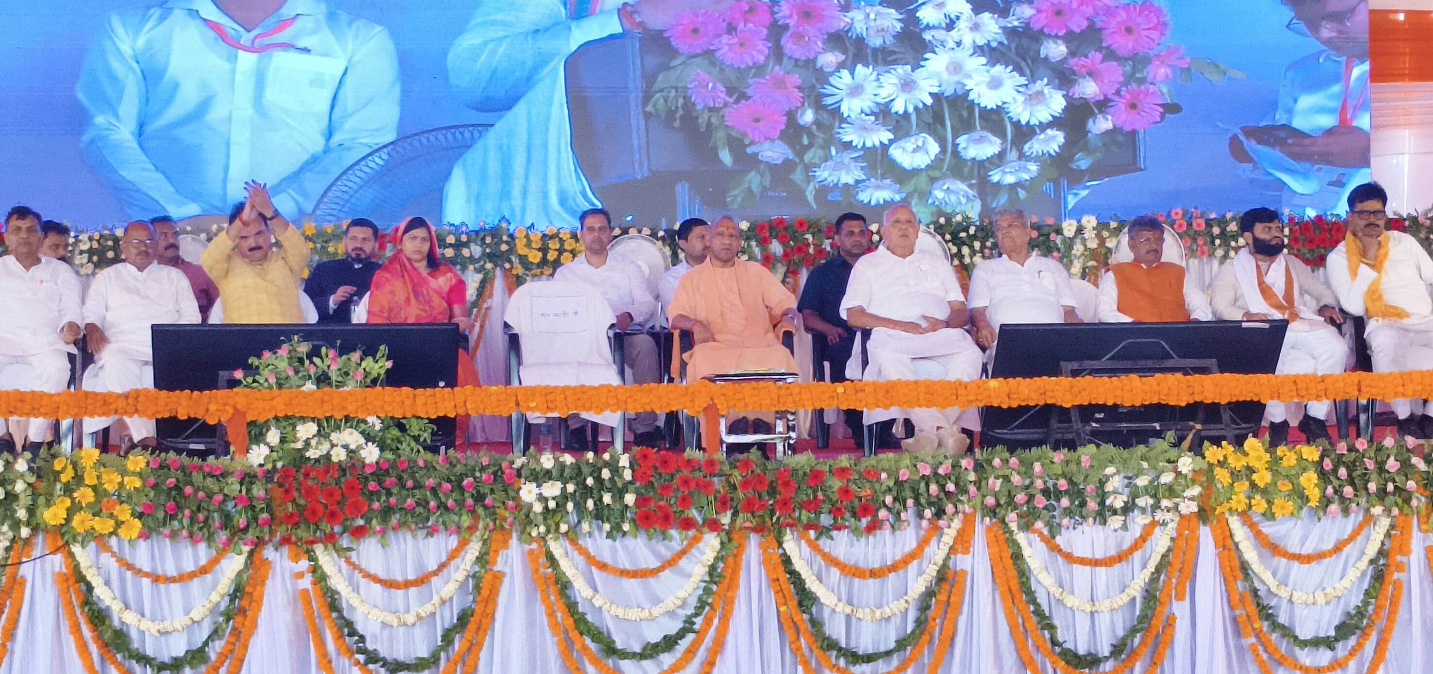 परिक्रमा पथ पर स्थित वैक्स म्यूजियम के निकट आयोजित सभा में मौजूद मुख्यमंत्री योगी आदित्यनाथ व 