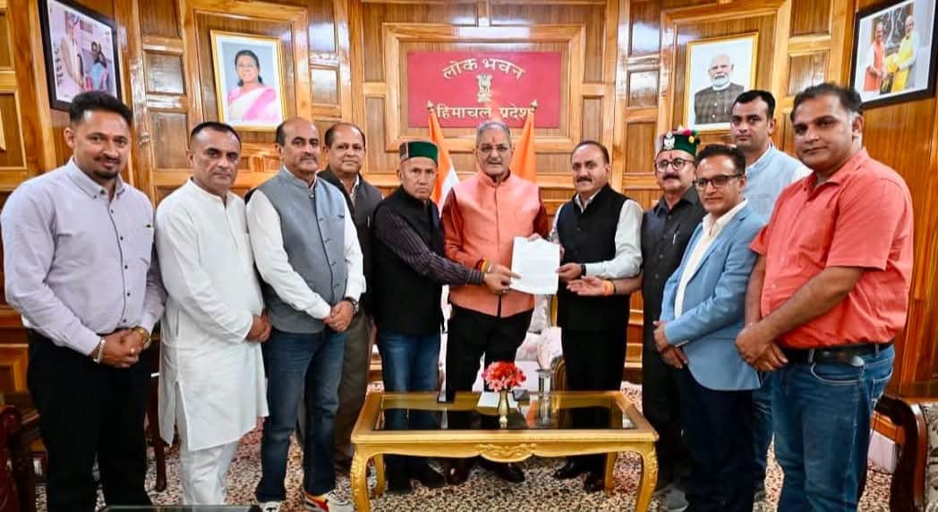 प्रदेश के राज्यपाल कविंद्र गुप्ता से मिलते हुए हाटी प्रतिनिधिमंडलके सदस्य। स्रोत: समिति