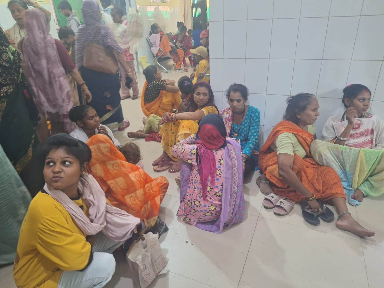 पैथालॉजी के बाहर बैठे मरीज। संवाद