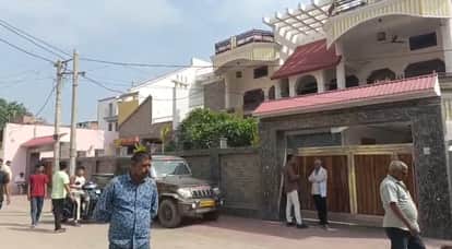 ED raid causes a stir in Rewa! Investigation underway at contractor Krishnakant Sohgaura's residence.