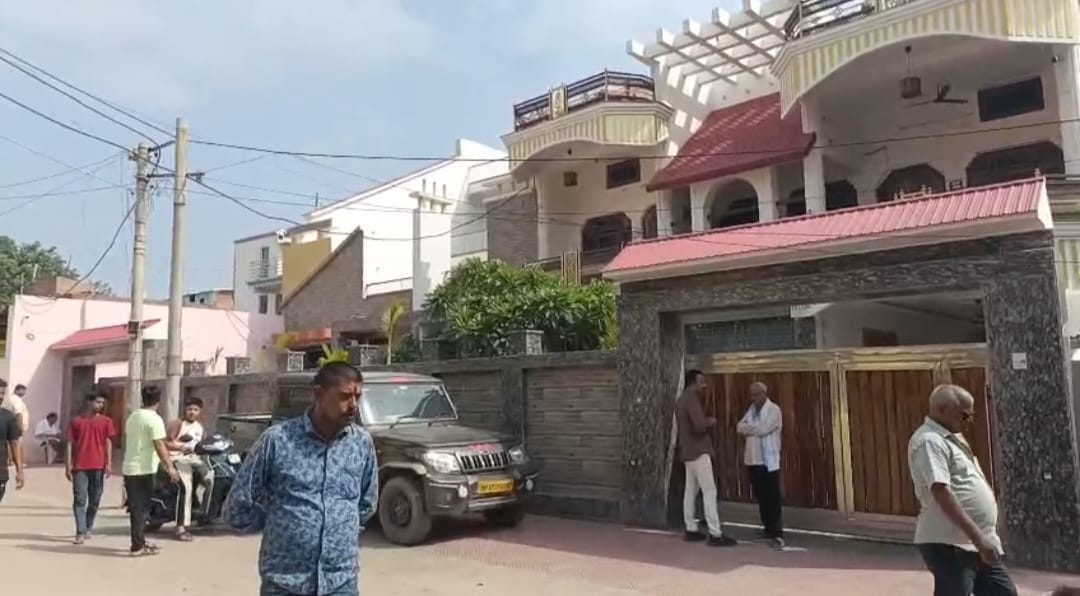 ED raid causes a stir in Rewa! Investigation underway at contractor Krishnakant Sohgaura's residence.