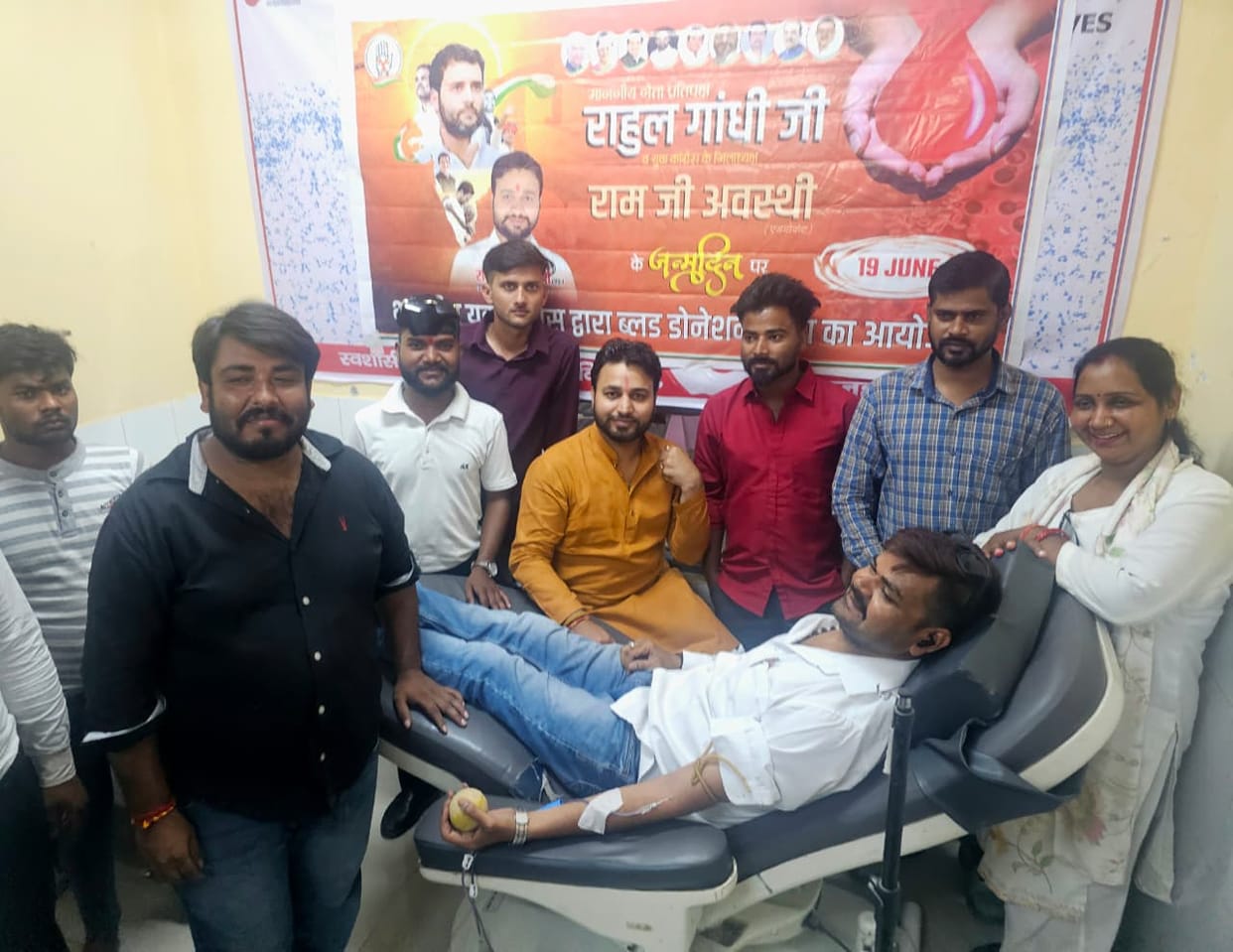 A cake was cut and blood was also donated on Rahul Gandhi's birthday.