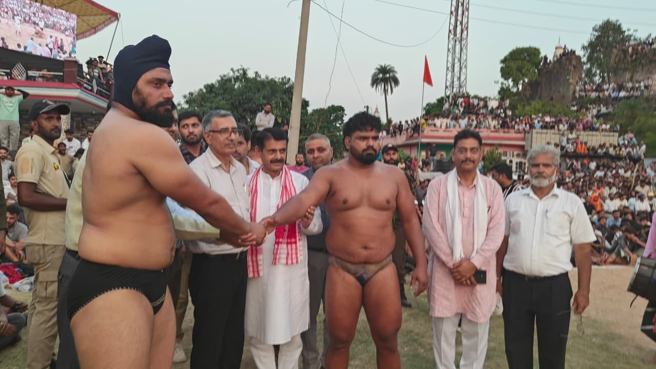 रामकोट में दंगल शुरू करवाते विधायक सतीश शर्मा व डीसी राजेश शर्मा। संवाद
