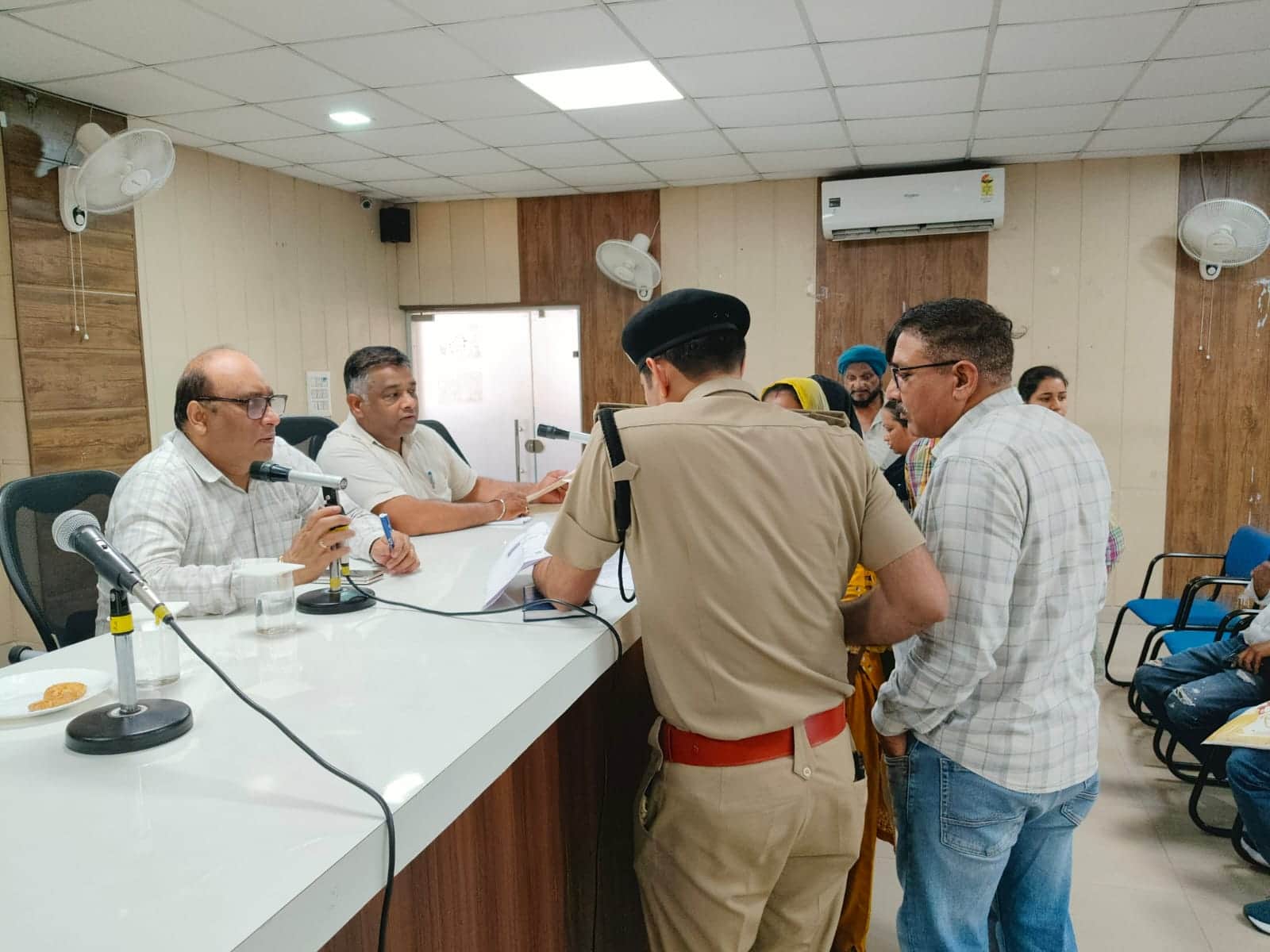 समाधान शिविर में लोगों की समस्याएं सुनते अधिकारी। डीआईपीआरओ