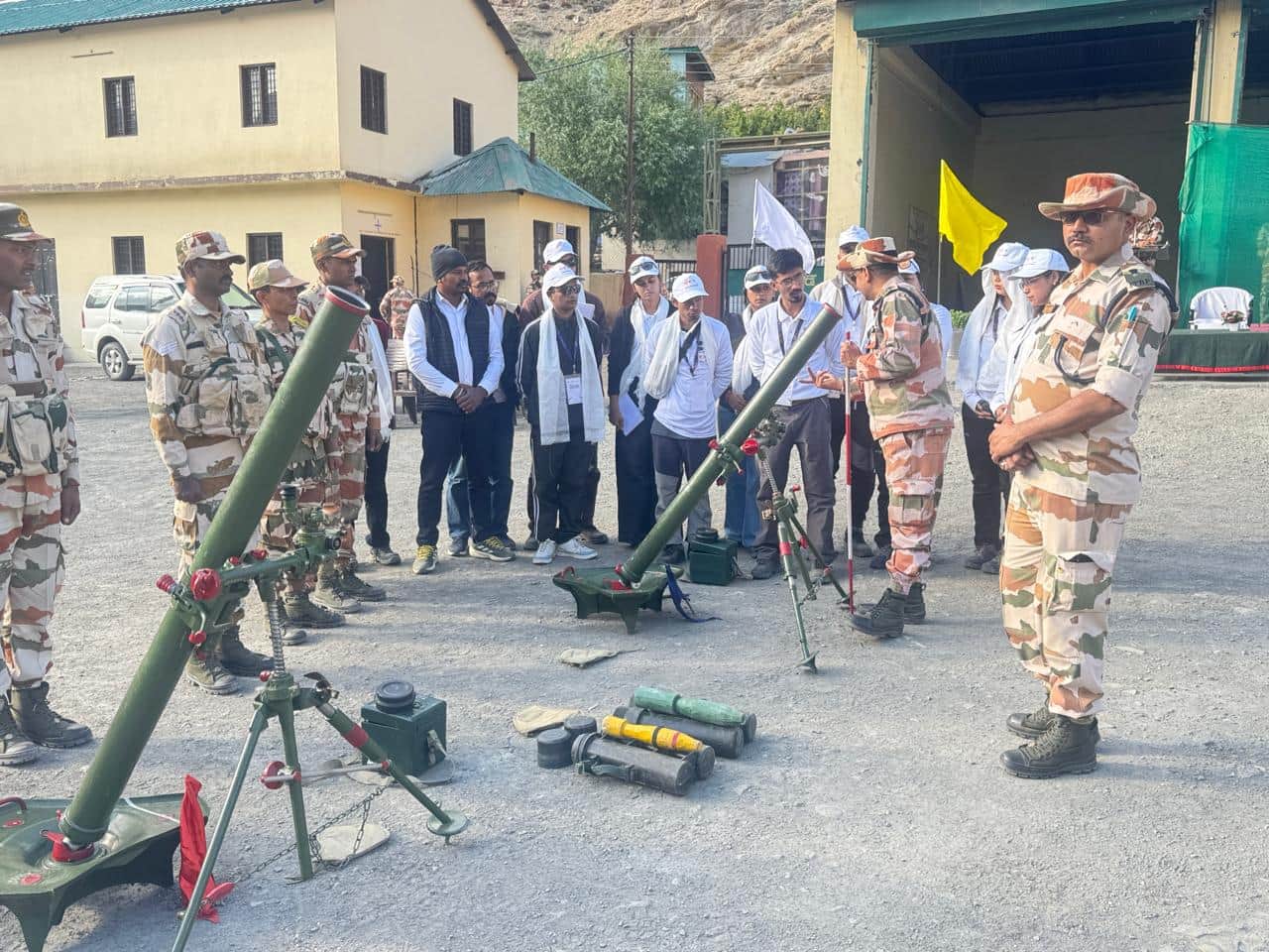 स्पीति में विकसित वाइब्रेंट विलेज कार्यक्रम के तहत हथियारों की जानकारी लेते युवा। संवाद