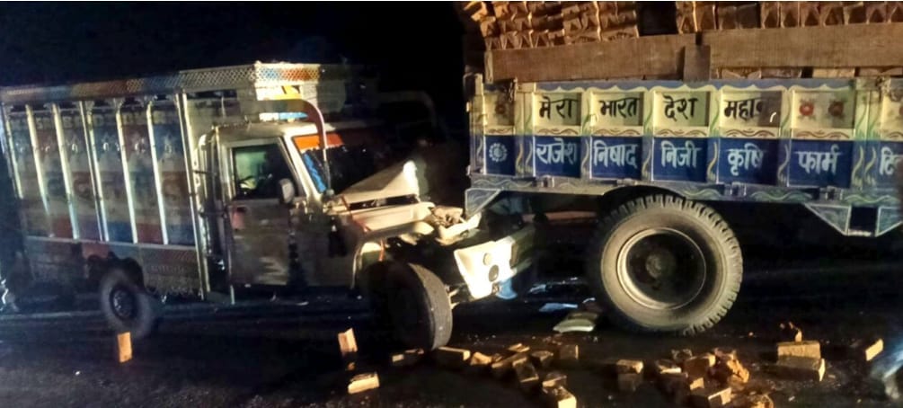 A pickup vehicle carrying devotees returning from a tonsure ceremony collided with a brick-laden tractor.