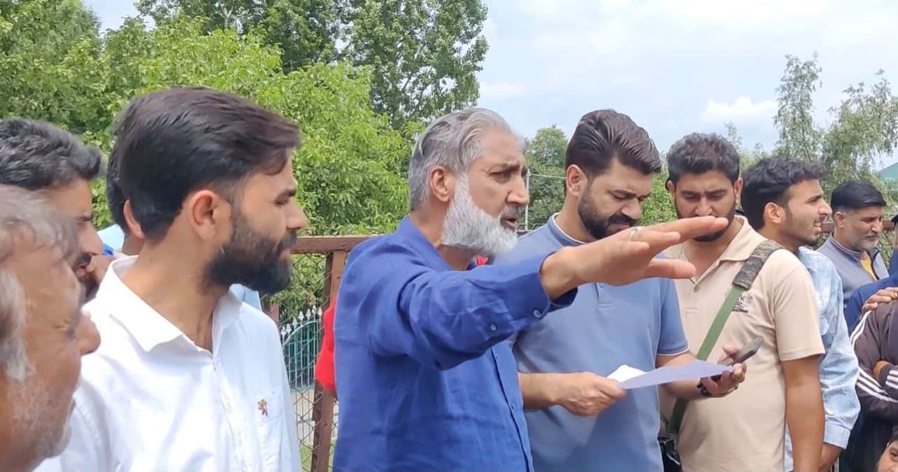 शोपियां में स्ट्रीट वेंडर्स का प्रदर्शन। संवाद