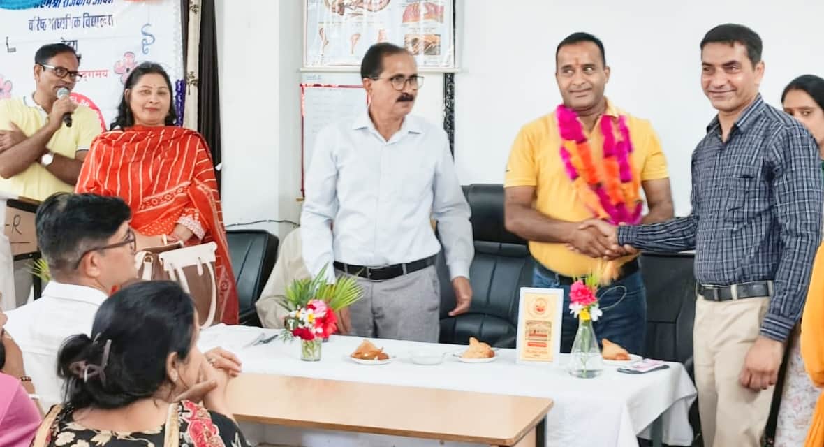 देहरा: एसएमसी अध्यक्ष चुने जाने के बाद पंकज मेहरा का स्वागत करते विद्यालय के प्रधानाचार्य व सदस