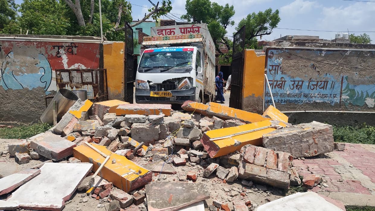 A loading tempo collided with the gate of the Panchayat Bhawan, killing the driver. The loading tempo had arrived with rations for the Anganwadi centre run at the Panchayat Bhawan in Dura.