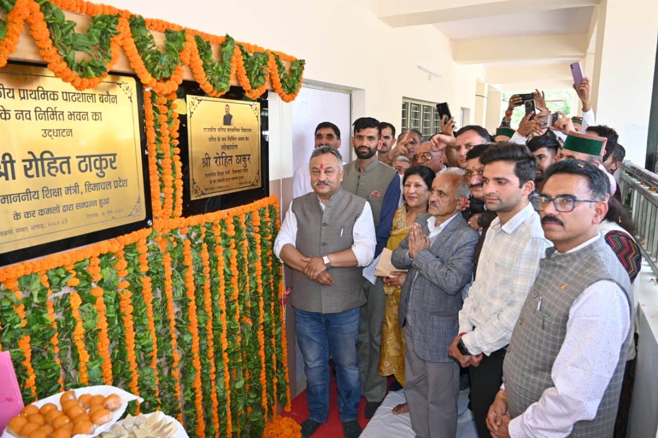 ठियोग के बगैण में स्कूल भवनों का लोकार्पण करते मंत्री रोहित ठाकुर। स्रोत : डीपीआरओ