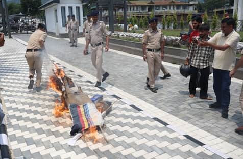 धर्मशाला के नगर निगम कार्यालय समृद्धि भवन परिसर में भाजपा पार्षदों ने मुख्यमंत्री और आयुक्त का 