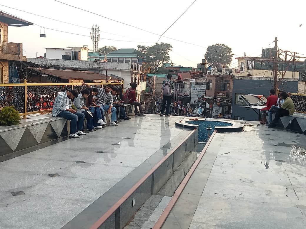 उद्घाटन के अगली शाम को बंद पड़ा पूर्ण विकसित पवार चौक का फवारा। संवाद