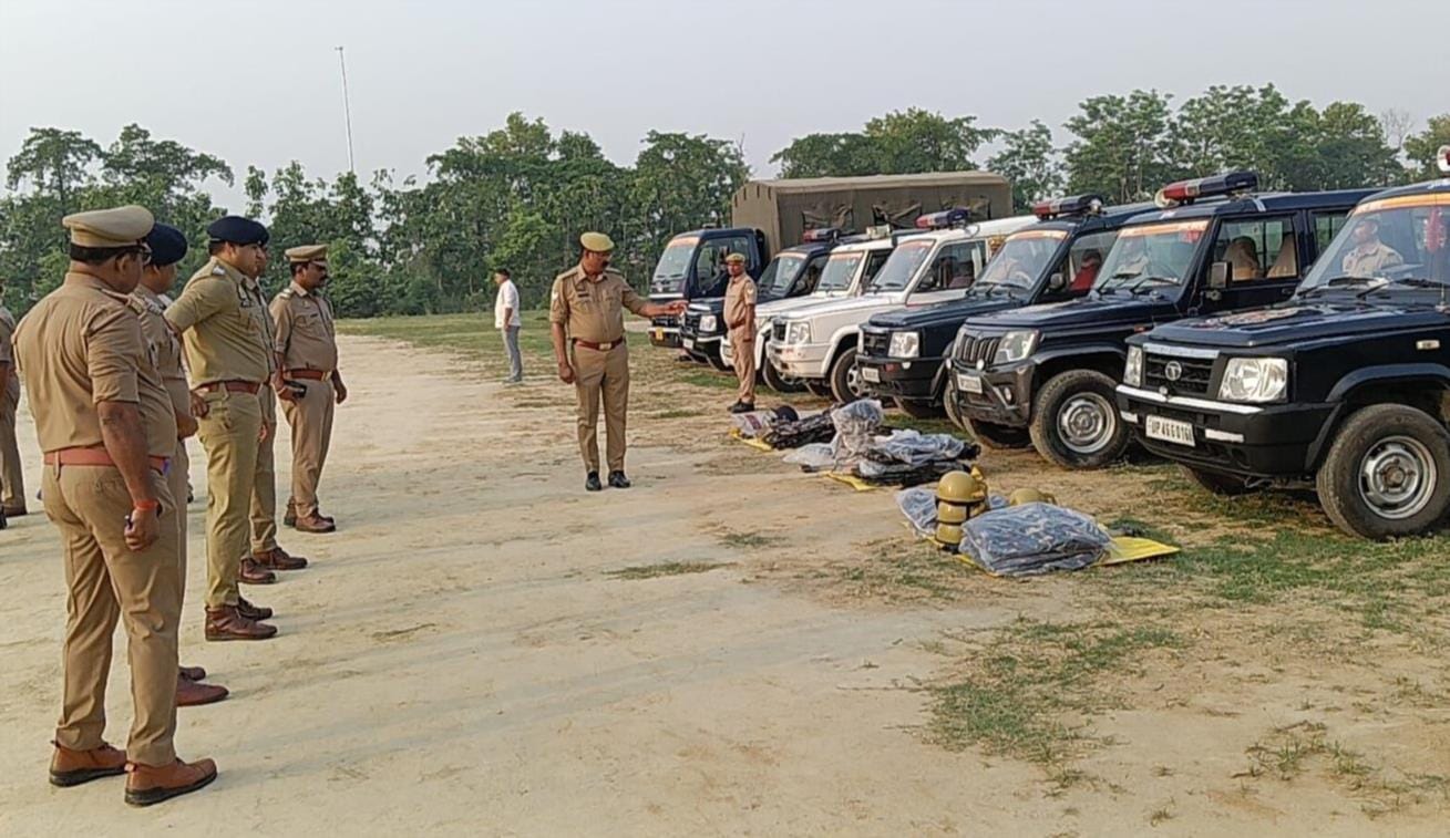 वीआरवी वाहनों में दंगा नियंत्रण उपकरणों का निरीक्षण करते एसपी