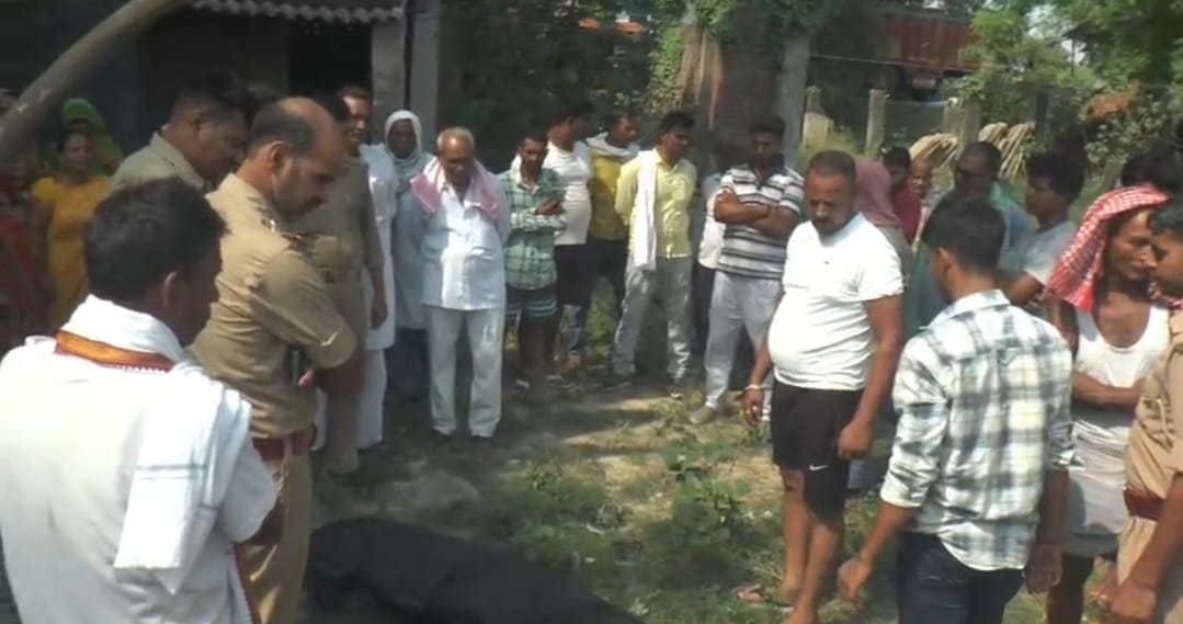 Elderly man's body found soaked in blood; blood was oozing from his head.