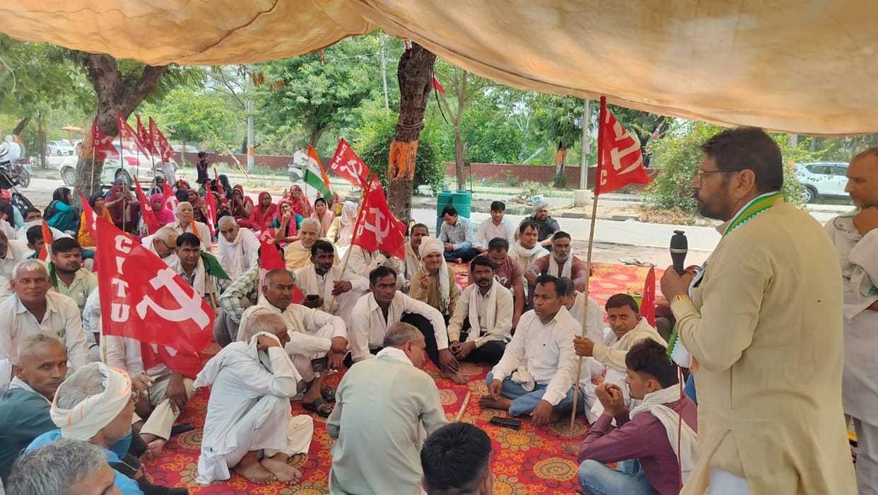 Construction workers burn effigies to protest government policies, demand withdrawal of conditions imposed on portal