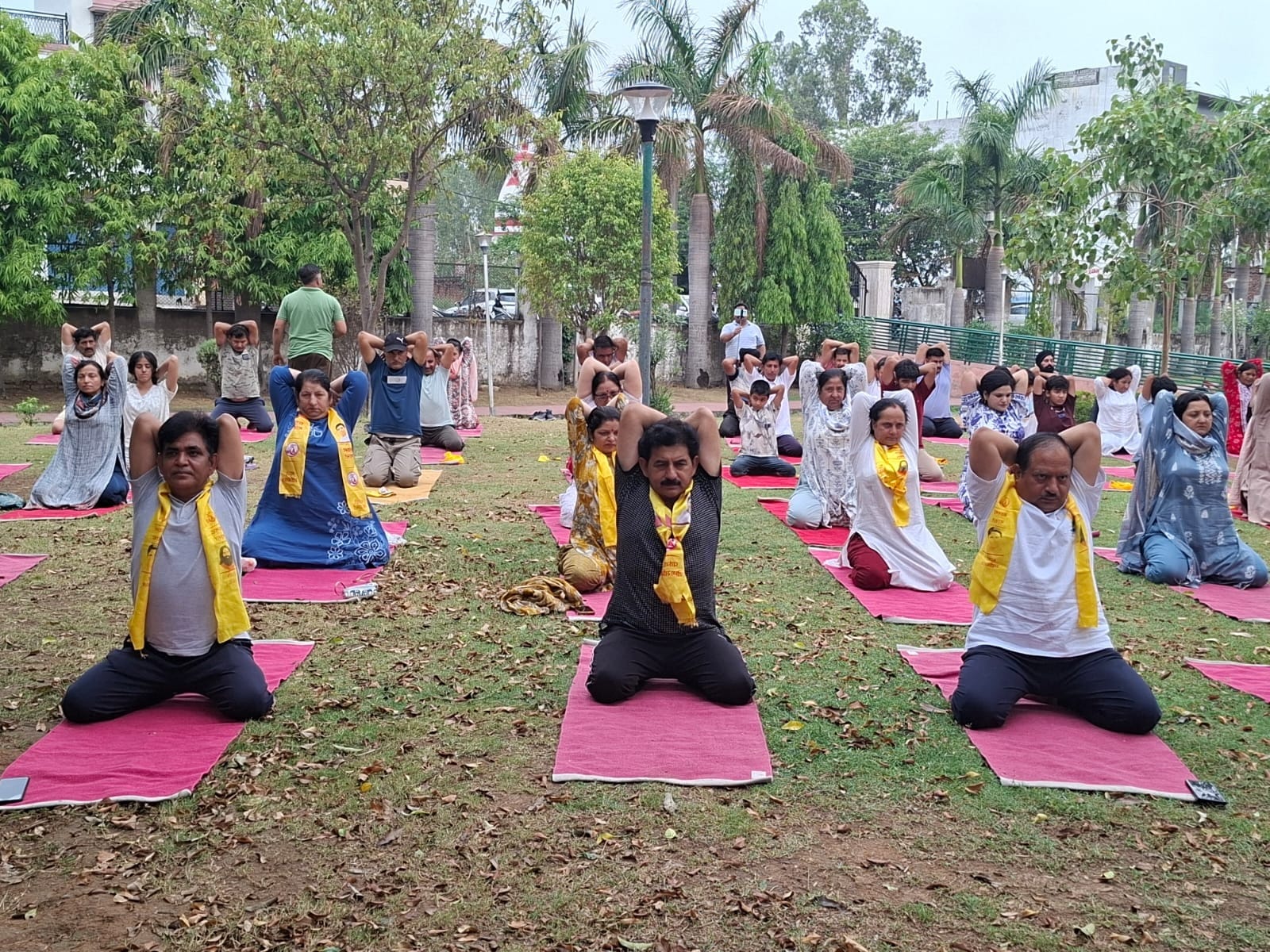 आयुष विभाग की ओर से आयोजित योग सत्र में भाग लेते हुए प्रतिभागीस्रोत जागरूक पाठक