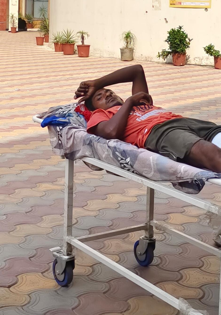 अंबाला कैंट के नागरिक अस्पताल के हादसे का शिकार होकर आने वाला मरीज: संवाद