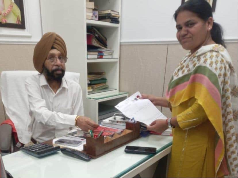 बीएलओ मतदाताओं को फार्म देते हुए। संवाद