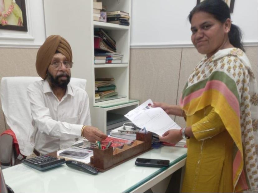 बीएलओ मतदाताओं को फार्म देते हुए। संवाद