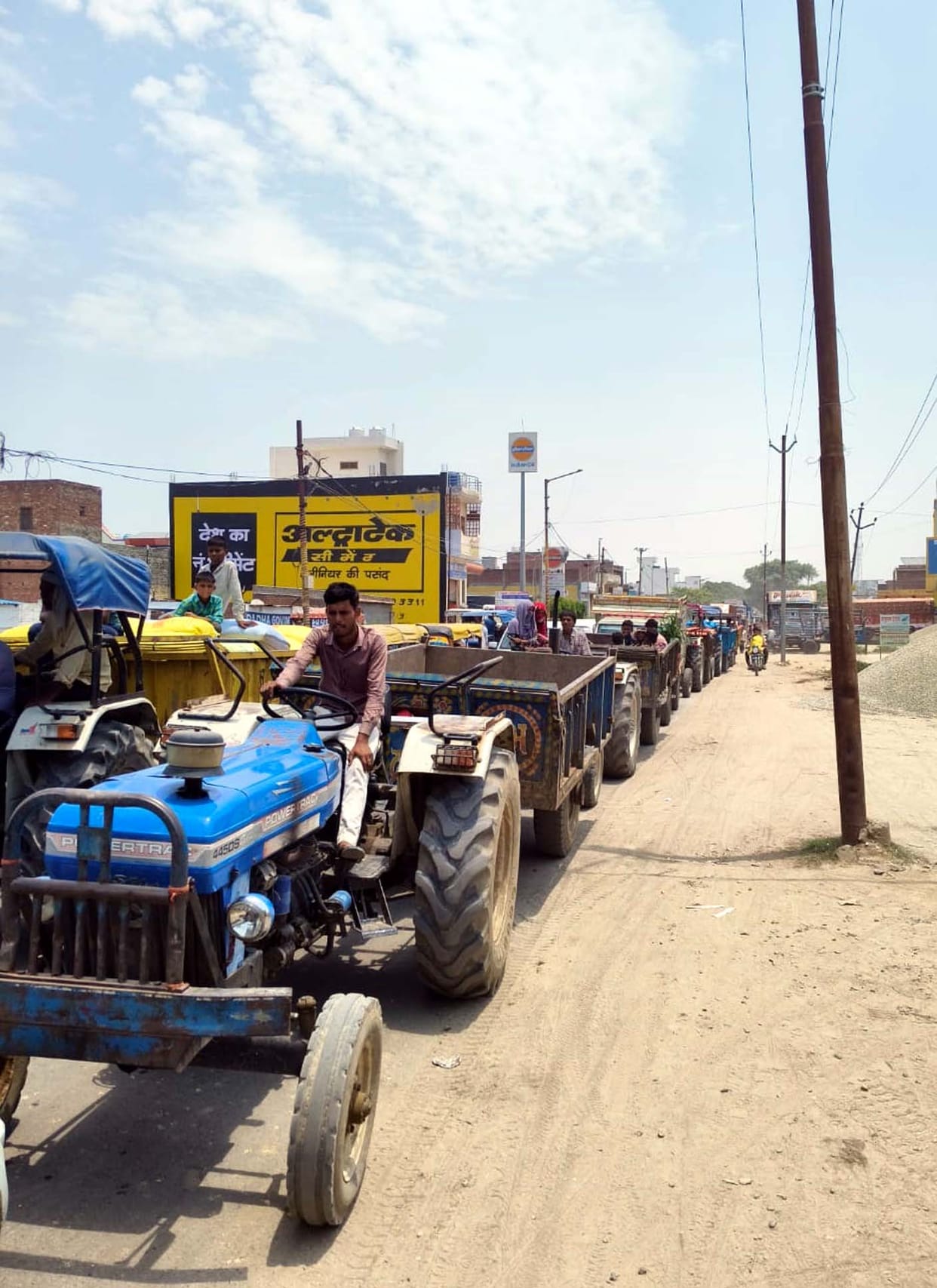 Traffic jam at Bilsi grain market due to maize arrivals.