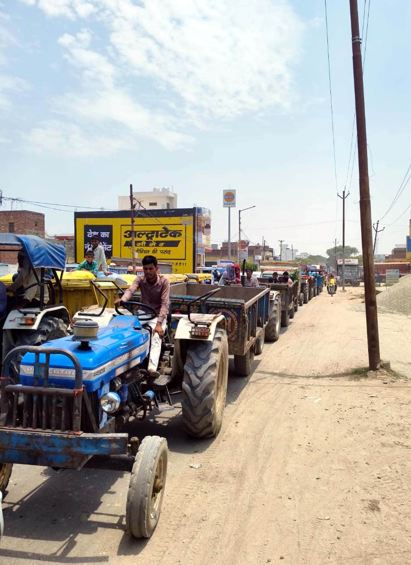 बिल्सी बाईपास मार्ग पर जाम में फंसे वाहन। संवाद