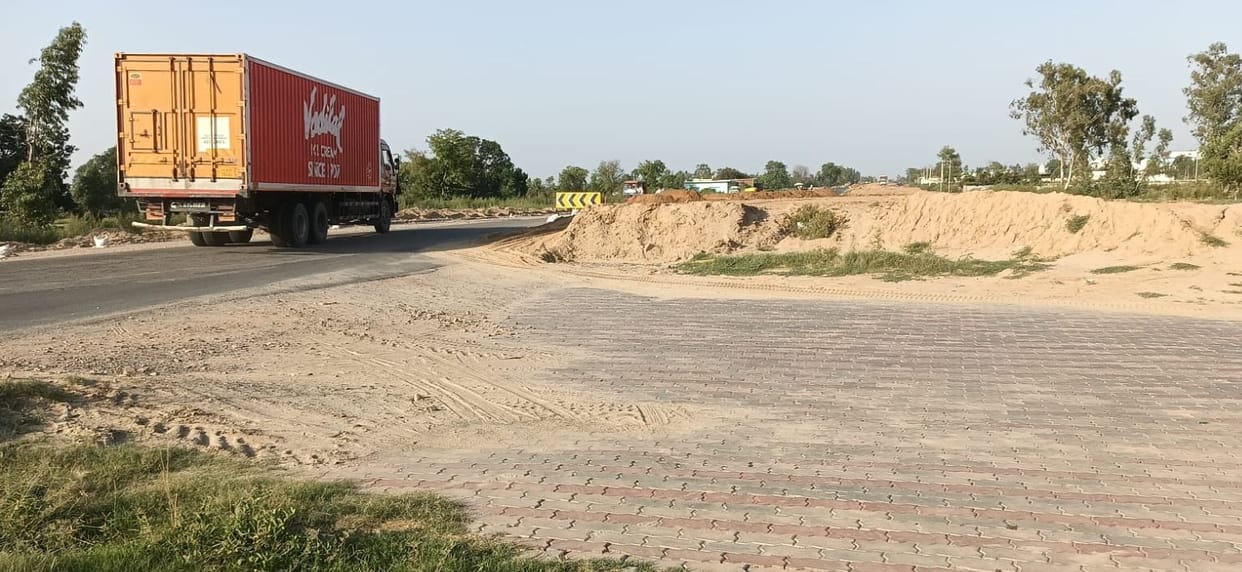 Lack of safety measures on the highway; journey from Bareilly to Ujhani has become dangerous.