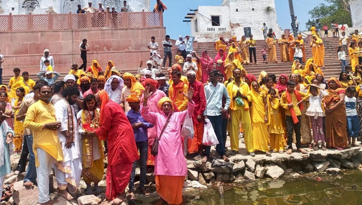 After worshipping Yamuna, the Kalash Yatra was taken out, chants of praise for the Goddess resounded.