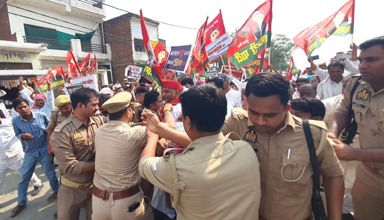 SP leaders protested over issues of electricity, water, and fertilizers; a scuffle ensued with the police.