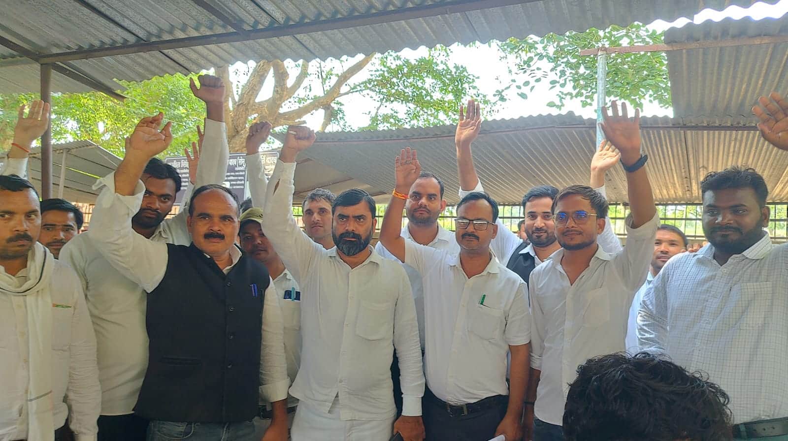 चायल तहसील में विरोध करते नाराज अधिवक्तागण। संवाद