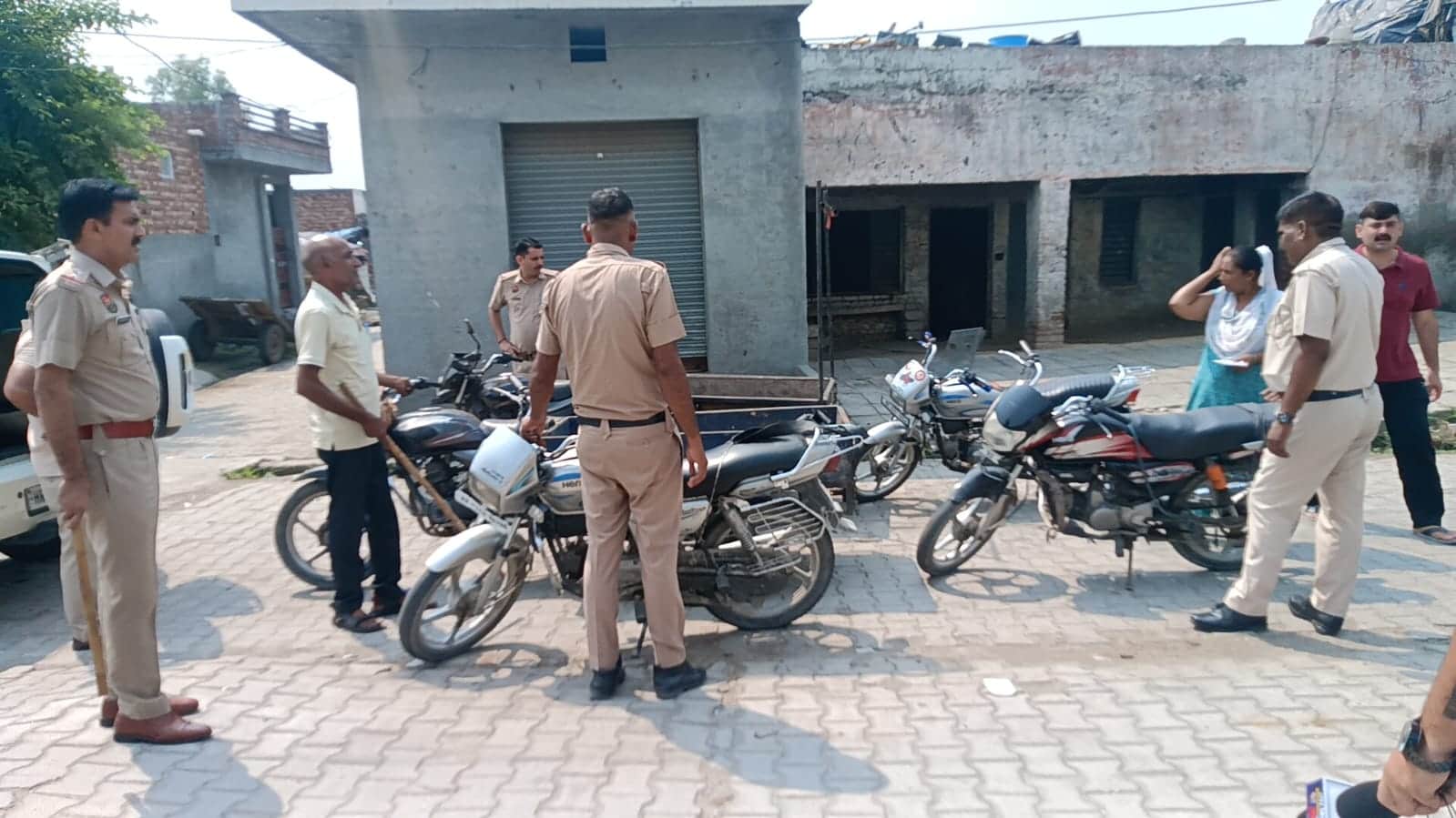 डेहा बस्ती में वाहनों को जब्त करते पुलिस कर्मचारी। संवाद