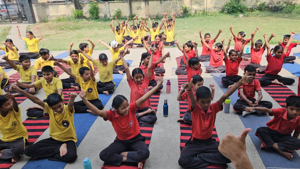 डियारा स्कूल में आयोजित विशेष योग सत्र में योगाभ्यास करते बच्चे। संवाद
