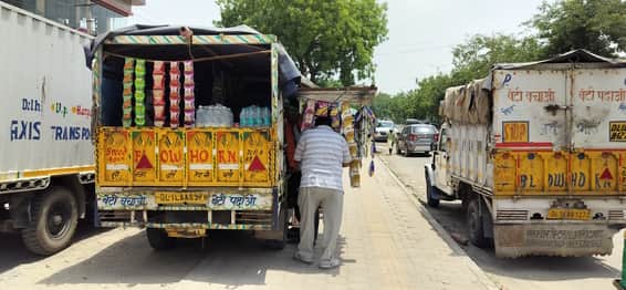 फरीदाबाद नीलम रेलवे रोड पर फुटपाथ पर लगी रेहड़ी से आने जाते वाले लोग परेशान नही मिलता रास्ता । 