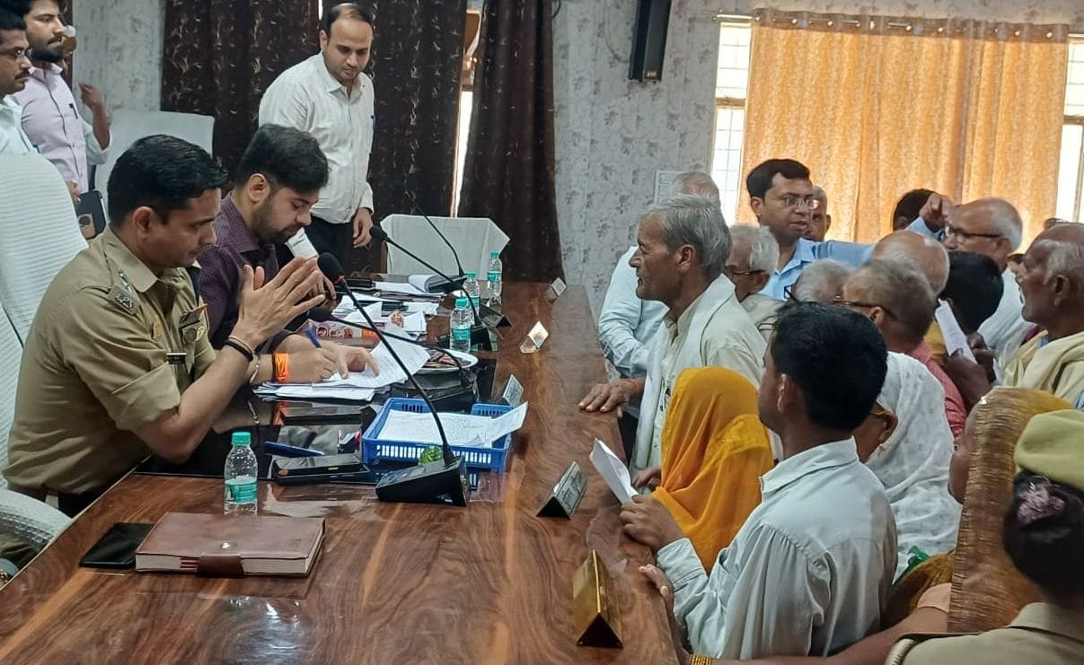 फोटो-06- सवायजपुर तहसील में शिकायतें सुनते जिलाधिकारी अनुनय झा साथ में एसपी अशोक कुमार मीणा। सं