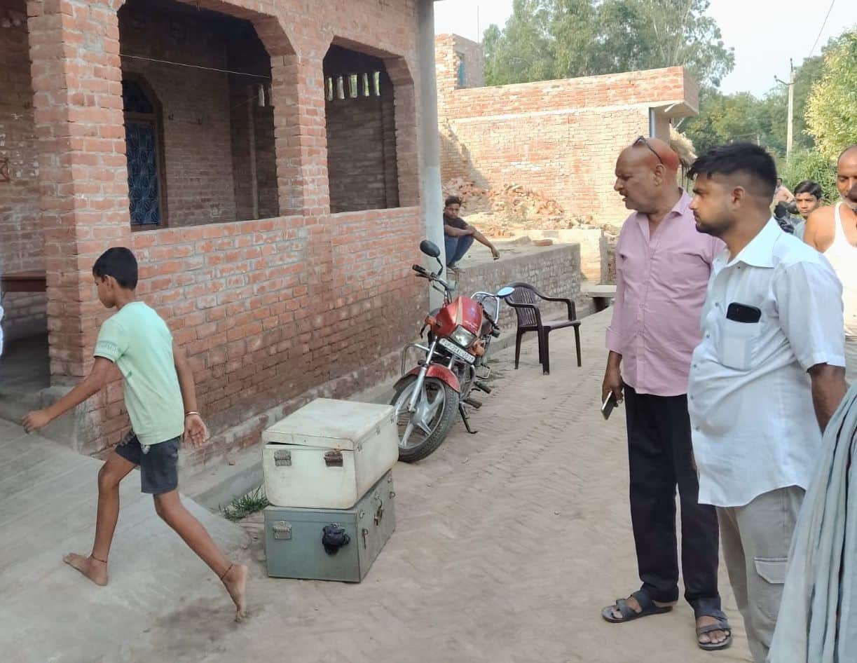 फोटो-10 घर के बाहर रखे चोरों द्वारा खेत में फेंके गए बक्से। संवाद