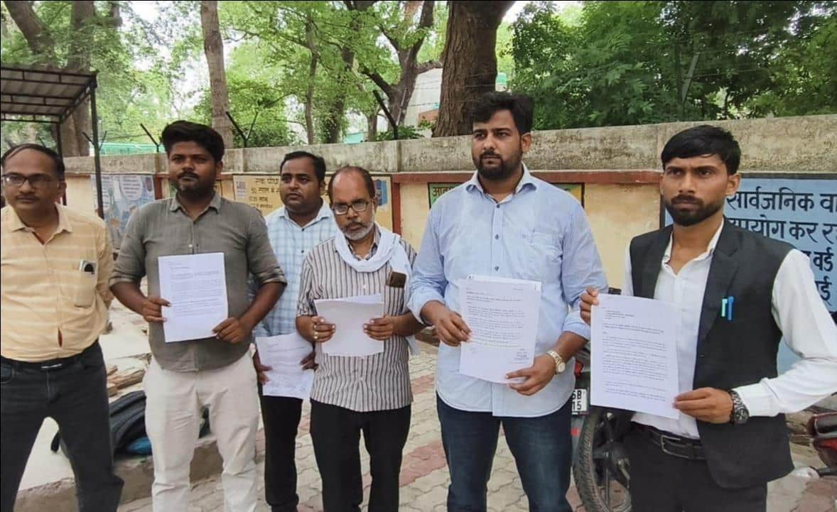 फोटो-11-डीएम को शिकायतीपत्र देने के लिए कलक्ट्रेट में खड़े नगर पंचायत ऊगू के सभासद। स्रोत: स्वय