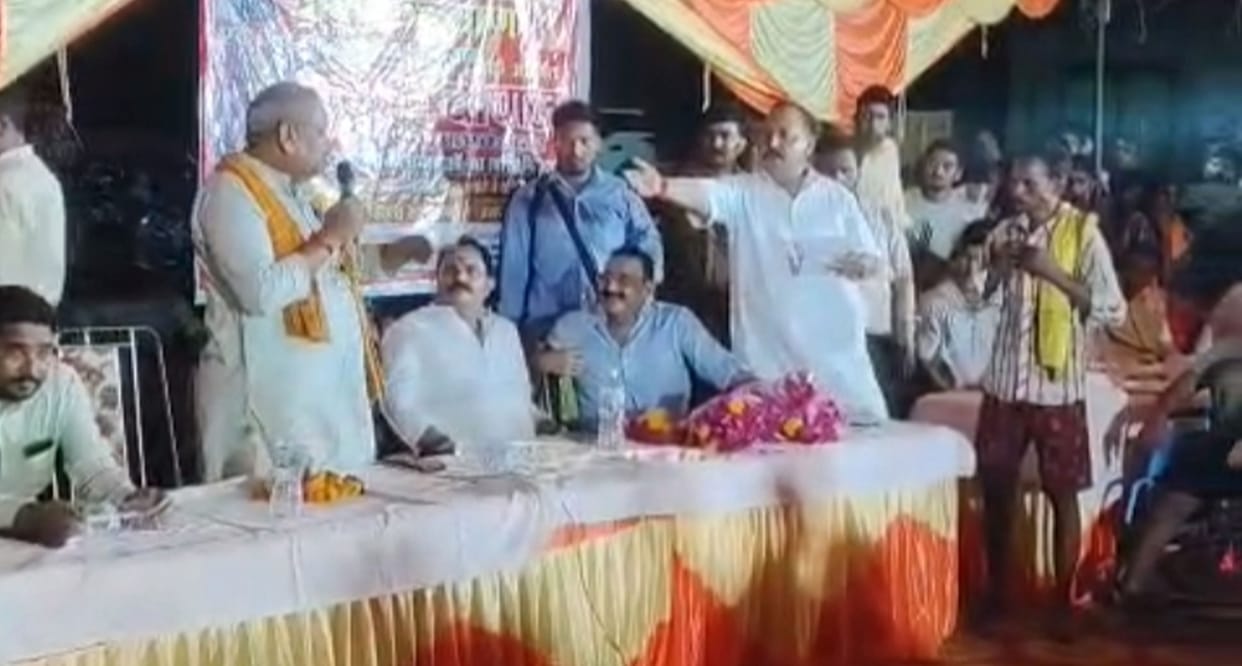 A heated argument broke out between Panchayat representatives in the Chaupal.