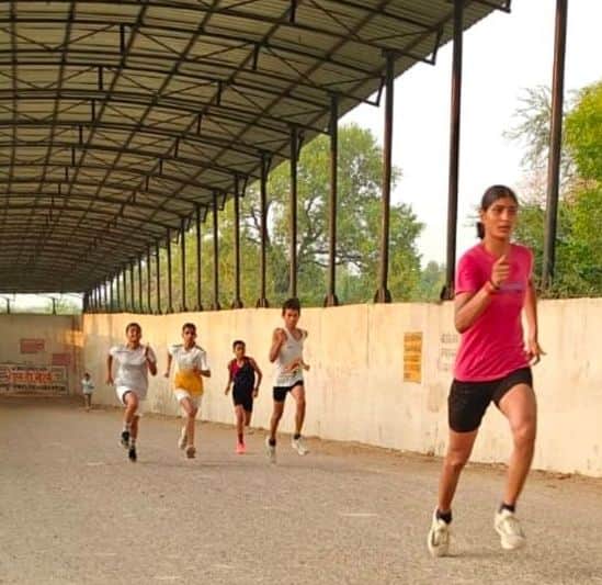 फोटो-13-एथलेटिक्स प्रशिक्षण में दौड़ लगाते प्रशिक्षार्थी।  संवाद