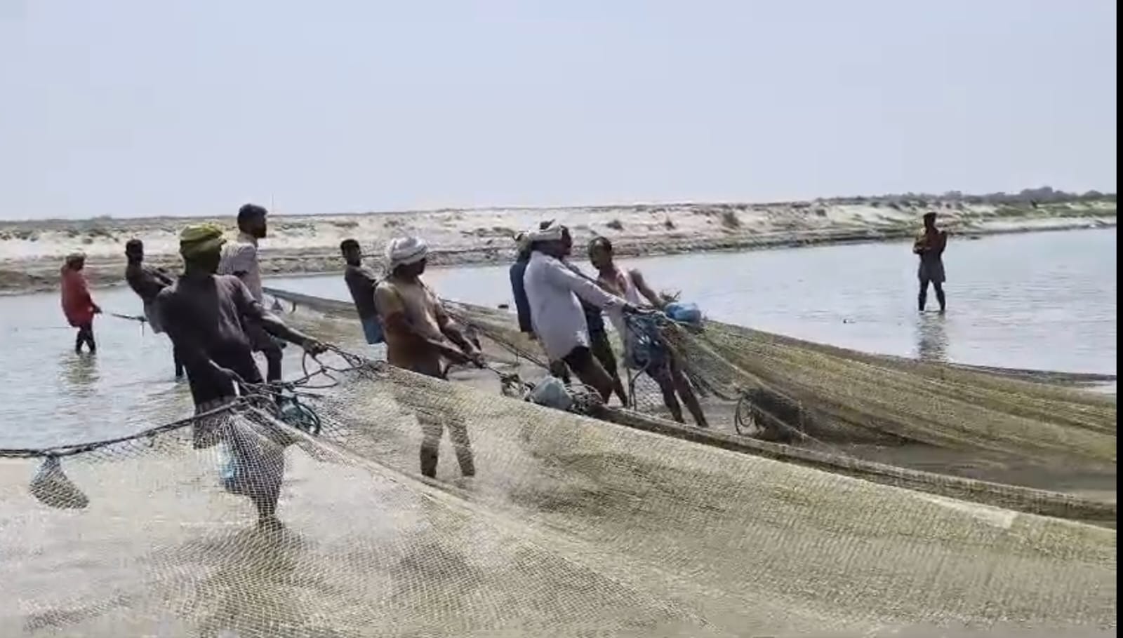 फोटो-18 बरगदिया घाट पर गंगा में मछलियों का शिकार करते लोग। स्रोत: वीडियो ग्रैब